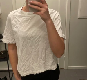 Vit t-shirt från Weekday i bomull - Säljer en enkel vit t-shirt från Weekday i storlek S. Skulle må bra av lite strykning! 🤍