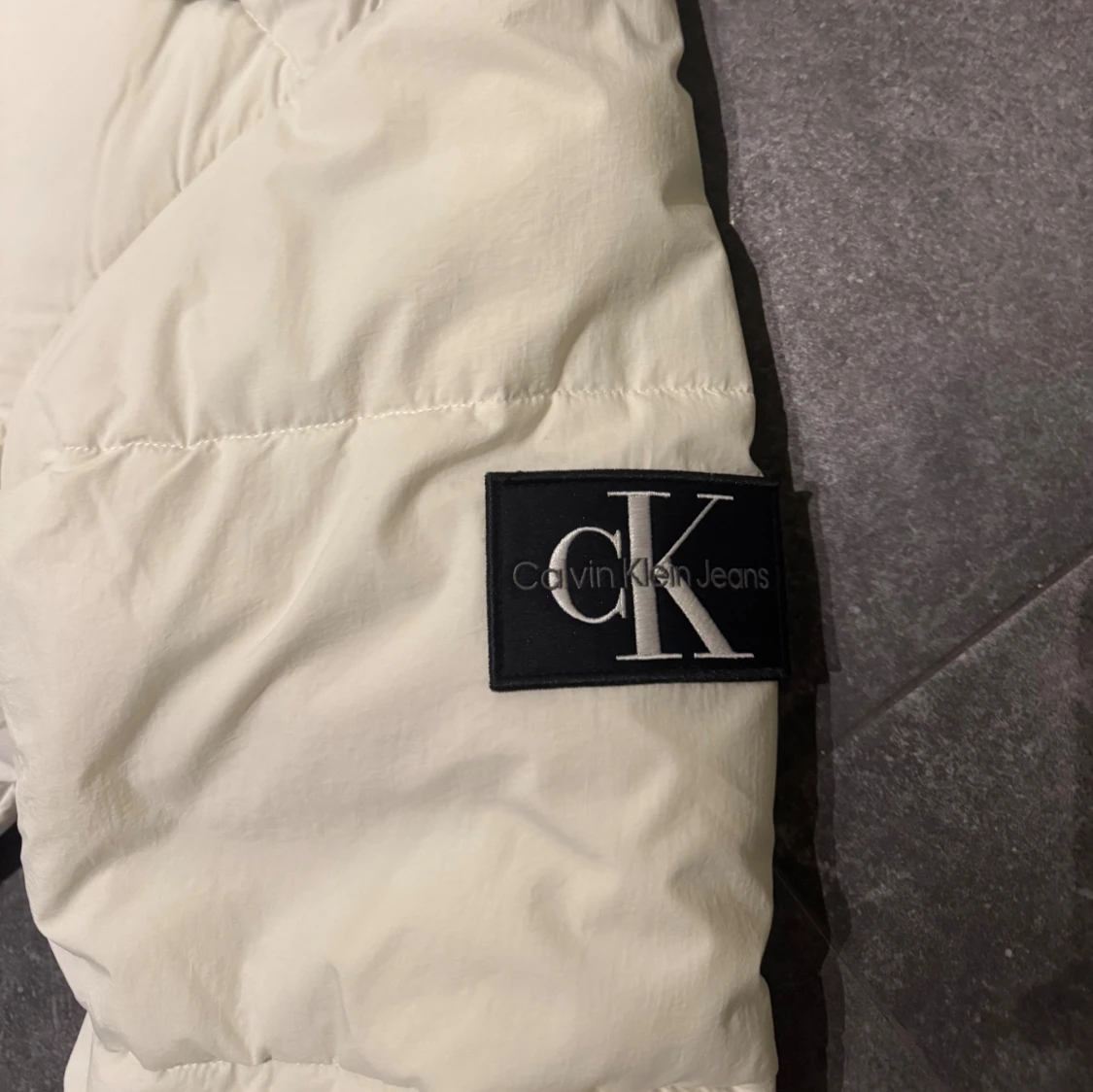 Vit pufferjacka från Calvin Klein Jeans - 1