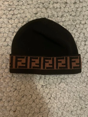 Mössa - Bekväm och varm mössa perfekt för kallare tider. Den är svart med tyg i top kvalité. Runt mössan är det ett FF mönster broderat. Öppen för att diskutera pris!