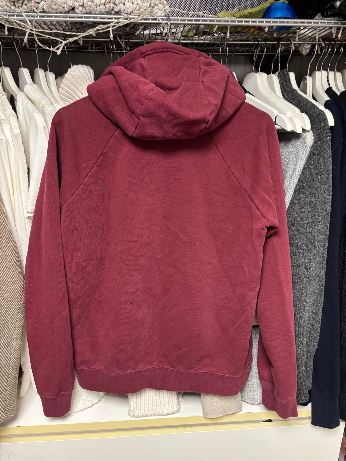 Vinröd Nike hoodie med huva - 1