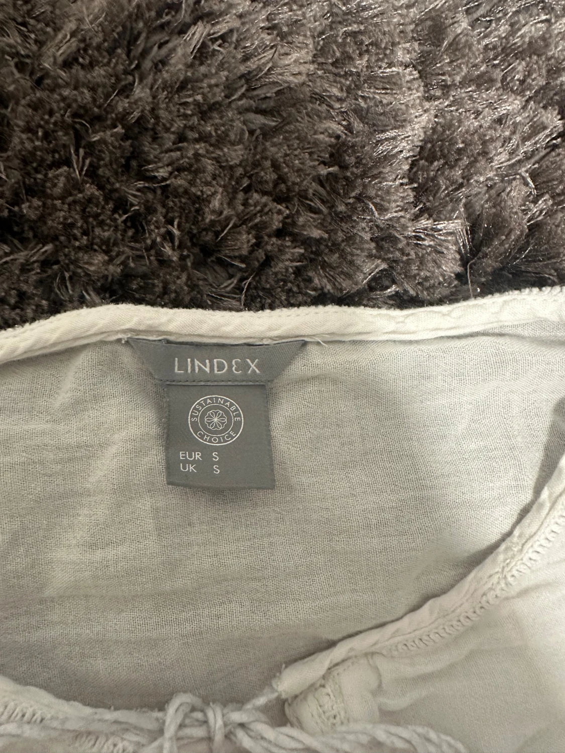 Vit broderad blus från Lindex - 1