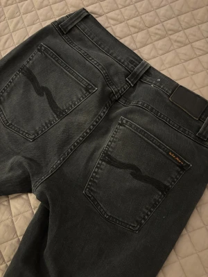 Nudie Lean Dean - Säljer nu dessa lean dean då de är för långa för mig. | Storlek 31/32. | Midjemått 40-43, Landningshöjd 25, Total längd 108, Längd från gren till fåll 78, Höftvidd 50, Innesömnsvidd 16. | Bedöm skick utifrån bilder. | Släng iväg en signal vid funderingar så svarar jag snabbt. |