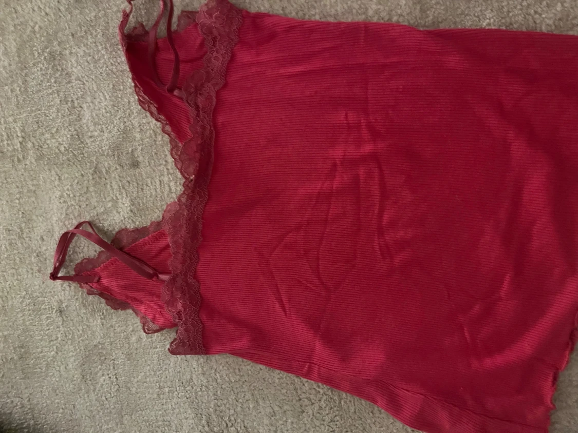 Rosa ribbad linnetopp med spets från Amisu