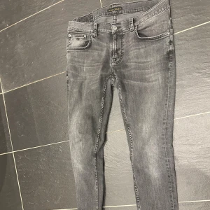 Nudie jeans  - Nudie Jeans 31-32 i midjan o 30 längd men tycker att de sitter rätt så bra i längden på mig som är mellan 180-185 men passar kortare med. Bra skick, modell tight terry som är lite tightare modell. Litet ”hål” vid vänstra fickan men inget som man tänker på.