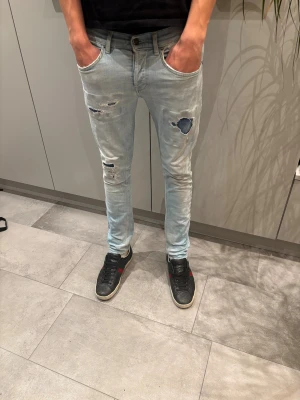 Dondup jeans - Sjukt snygga dondup jeans i storlek W30. Skick 7/10.Längd 100cm.  Bara att höra av er vid frågor eller funderingar. 