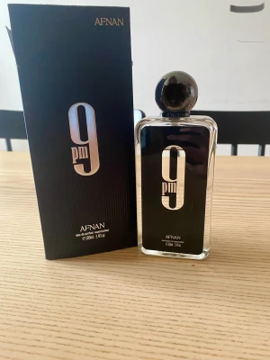Afnan 9pm EdP 100ml - Afnan 9pm är en eau de parfum i en stilren flaska på 100 ml. Perfekt för dig som vill sticka ut med en modern och trendig doft. Snygg design som passar in i varje samling.90ml kvar