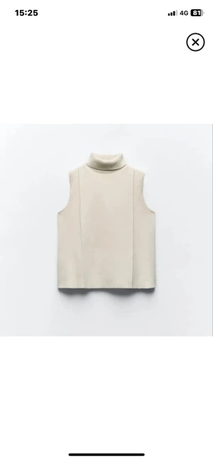 Beige stickad tröja med polokrage - Snygg beige stickad tröja med hög polokrage och ärmlös design. 💗💗