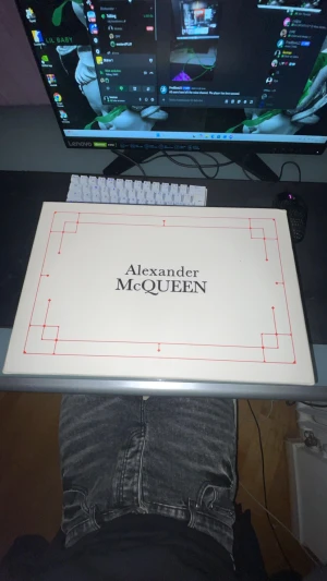 Svarta Alexander McQueen sneakers - Säljer ett par svarta Alexander McQueen sneakers med chunky plattformssula och stilren design. Skorna är i skinn med svarta snören och diskret logga på plösen. Medföljer extra vita skosnören och dustbag. Perfekt för dig som gillar lyxiga och trendiga sneakers.