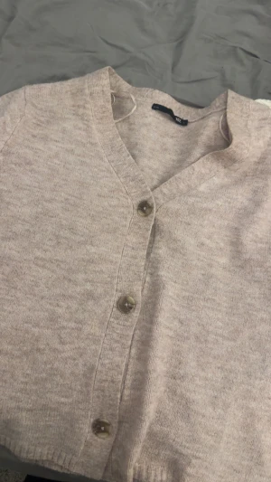 Beige stickad kofta med knappar - jätte mysig tröja från lager 157 i storlek L