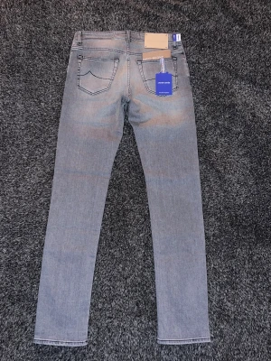 Jacob Cohen BARD slim jeans  - Säljer ett helt nytt par Jacob Cohen jeans i modellen BARD i storlek 31. Måtten är: midja ~ 39 cm, ytterlängd ~ 107 cm, innerlängd ~ 81 cm. Benöppning är ca 16 cm. Pris kan diskuteras vid snabb affär!