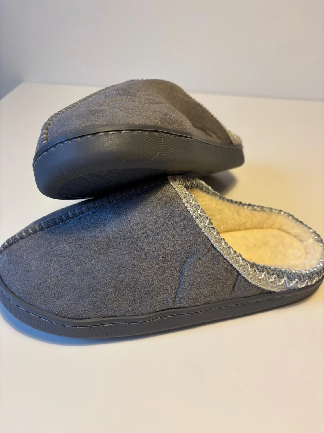 Grå Uggs liknande tofflor