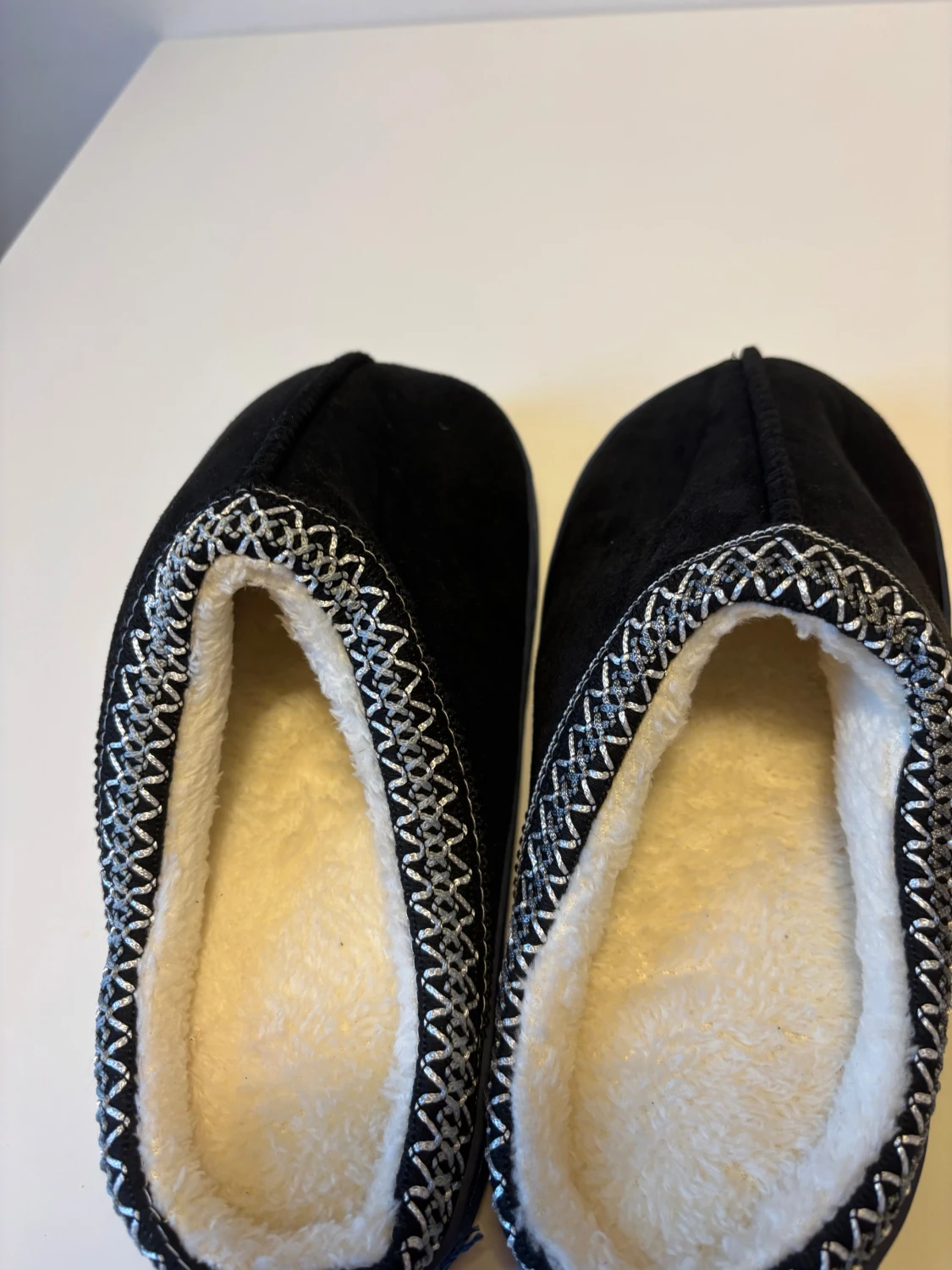 Svarta Uggs liknande tofflor - 2