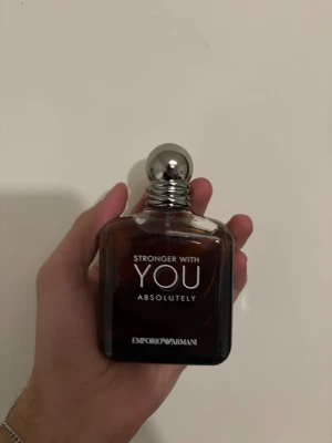 Emporio armani stronger with you absolutely  - Stronger With You Absolutely av Emporio Armani – en intensiv och sensuell doft för den självsäkra mannen. En kraftfull blandning av kryddig kardemumma, varm rom och mjuk vanilj som ger en oemotståndlig närvaro. Perfekt för kvällens speciella stunder.  En doft som dröjer kvar och fångar uppmärksamheten.