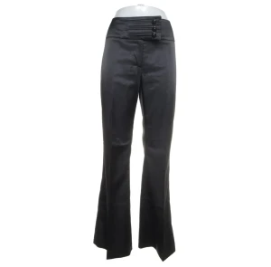 Svarta kostymbyxor (smokingbyxor) från Tailored By Next - Satinbyxor. Tecken på användning då en del saknas vid knäppning men annars fint skick!