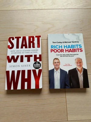 Start with Why & Rich Habits Poor Habits - Paket samling med populära böcker och titlar inom personlig utveckling , ledarskap , motivation och framgång.  Start with Why av Simon Sinek ISBN: 9780241958223  Rich Habits Poor Habits av Tom Corley & Michael Yardney  ISBN: 9781925682626