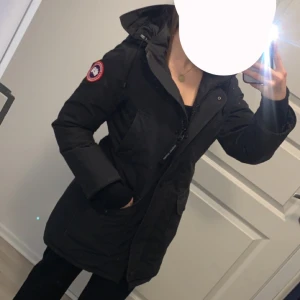  Canada Goose jacka  - Säljer min svarta Canada Goose jacka i modellen Trillium. Använd fåtal gånger inga stora synliga skador! 