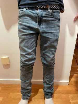 Levi's 510 ljusblå skinny jeans - Säljer ett par Levi's 510 skinny jeans i ljusblå tvätt med klassiska fem fickor och gul kontrastsöm. Jeansen har låg midja och smal passform hela vägen ner, tillverkade i mjukt jeanstyg. Perfekt för dig som gillar en modern och slim look.