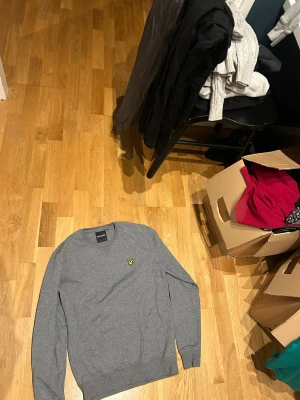 En grå tjocktröja från lyle and scott - En grå tjock tröja i använt skick från lyle and scott i storlek xs