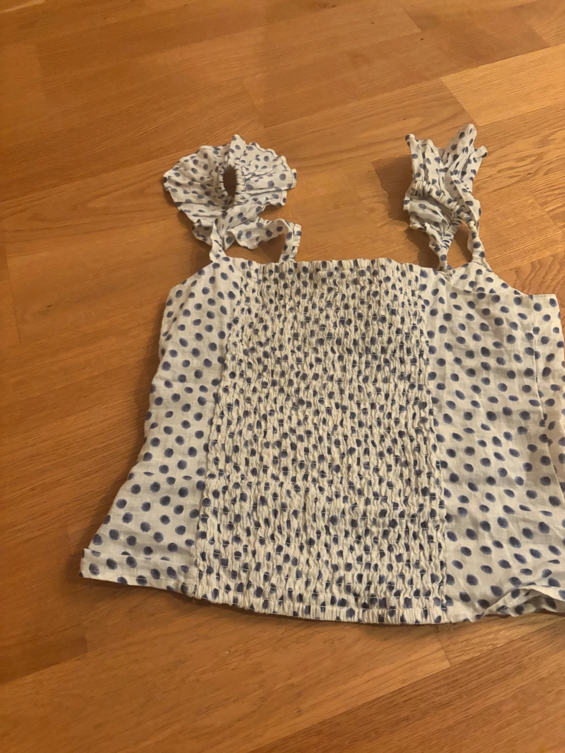 linne med lite volang på ärmarna  - 1