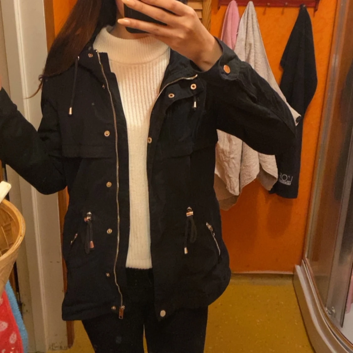 Svart parkajacka från H&M  - 1