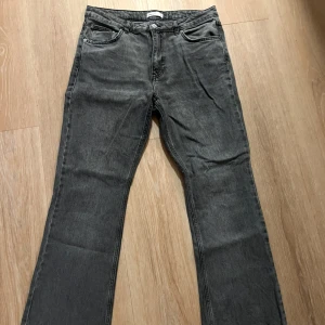 Grå raka jeans med klassisk passform - Snygga grå jeans med rak passform 