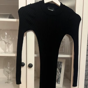 Svart ribbad klänning från Pieces - Klänningen slutar ungefär halvvägs ner på låret 