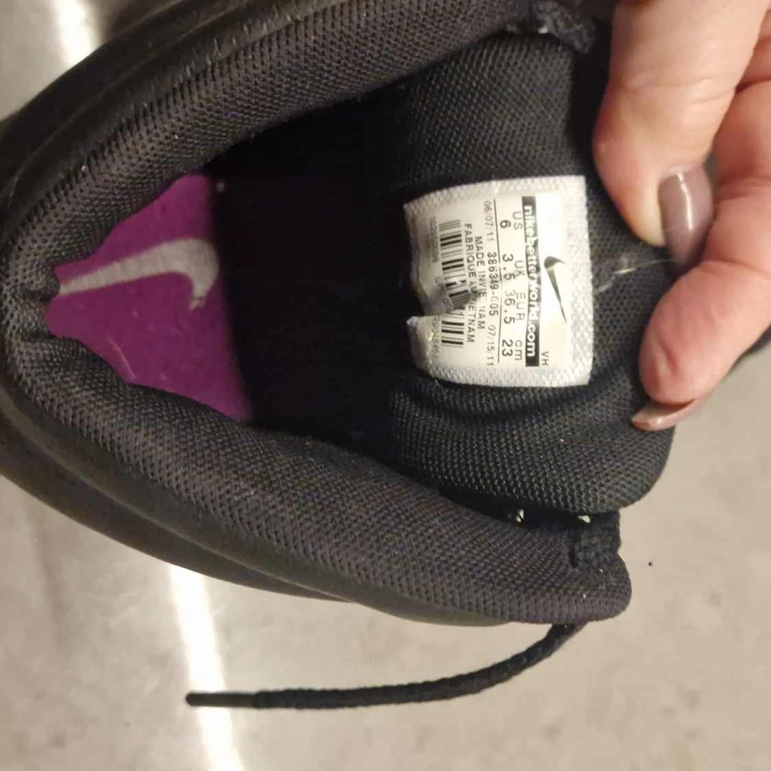 Svarta Nike sneakers med lila detaljer - 1