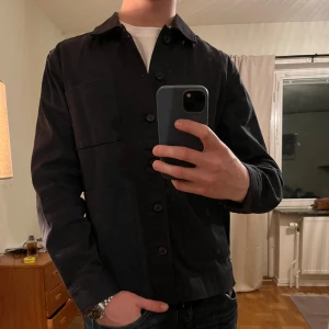 Svart These Glory Days Overshirt  - Säljer denna sjukt snygga Overshirten från These Glory Days⭐️ Färgen är mörkblå och storleken är M✅ Den har inga defekter svart skicket är utomordentligt🙌🤝 Sjukt najs passform och passar perfekt till hösten🍁🙌 Tveka inte på att höra av er dig vid minsta fråga eller fundering😊