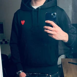 Svart hoodie Comme des Garçons Play - Svart hoodie från Comme des Garçons Play i storlek S. Har ej använt ofta. Skriv vid minsta fundering! Kvitto finns