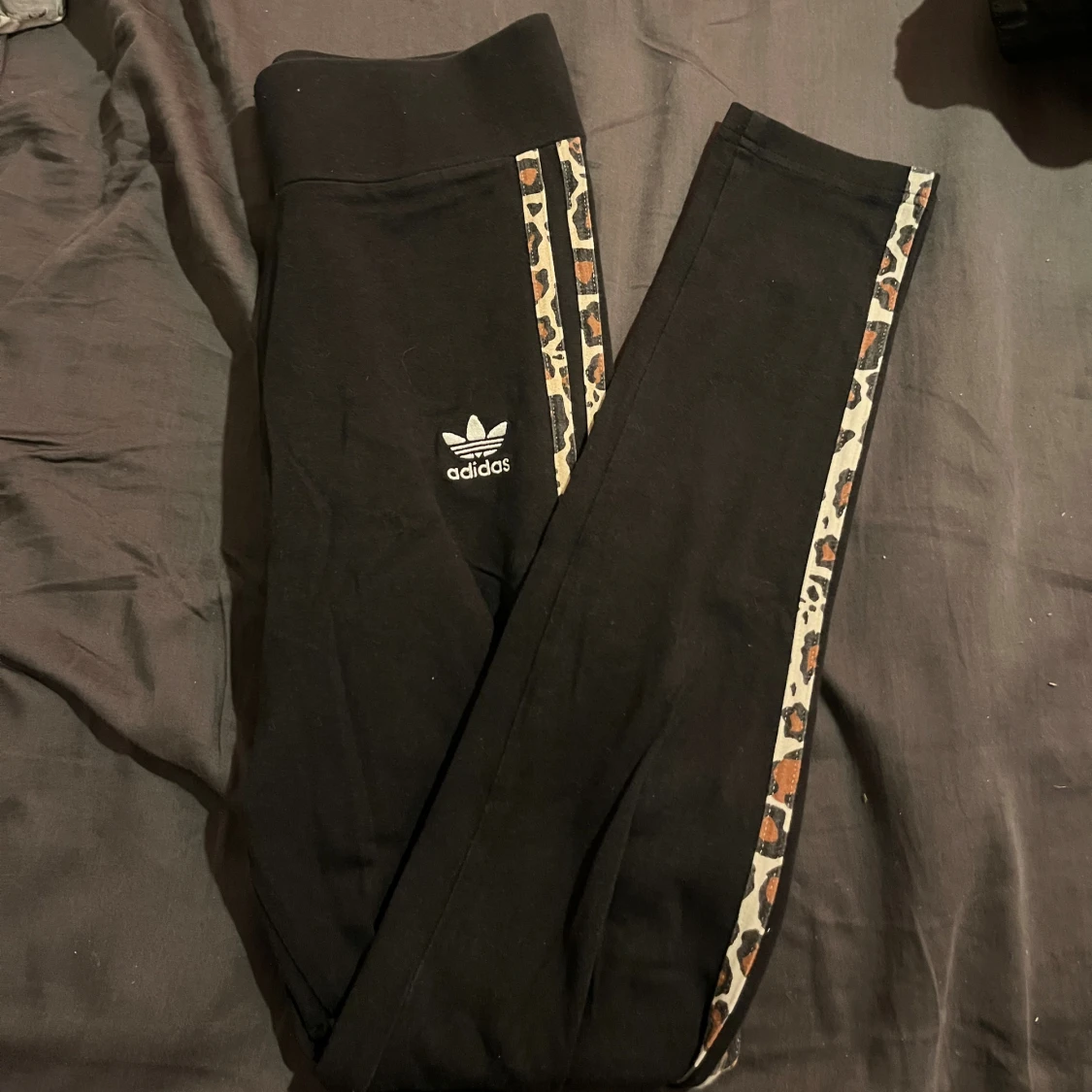 Svarta Adidas leggings med leopardmönster