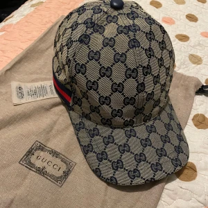 Gucci Cap - Ganska ny knappast använd kanske fåtal gånger, markerade på storleks lappen så jag vet den e min så den är inte smutsig eller förstörd. Kommer med Dustbag‼️ 