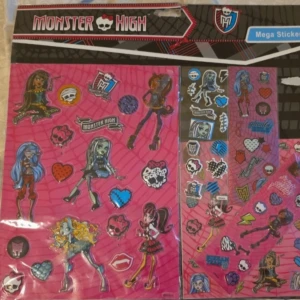 Monster High Mega Sticker Pack från 2013 - Monster High Mega Sticker Pack från 2013, oöppnad och i nyskick. Perfekt för samlare eller fans av serien. Originalförpackning, kolla sista bild fär veta om skick. Priset kan diskuteras 🩷 