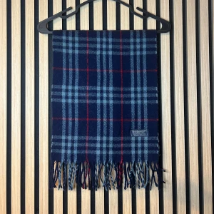 Burberry halsduk  - Mörkblå rutig Burberry halsduk | Skick 7,5/10 den är lite sliten | Hör gärna av dig vid minsta fundering😊