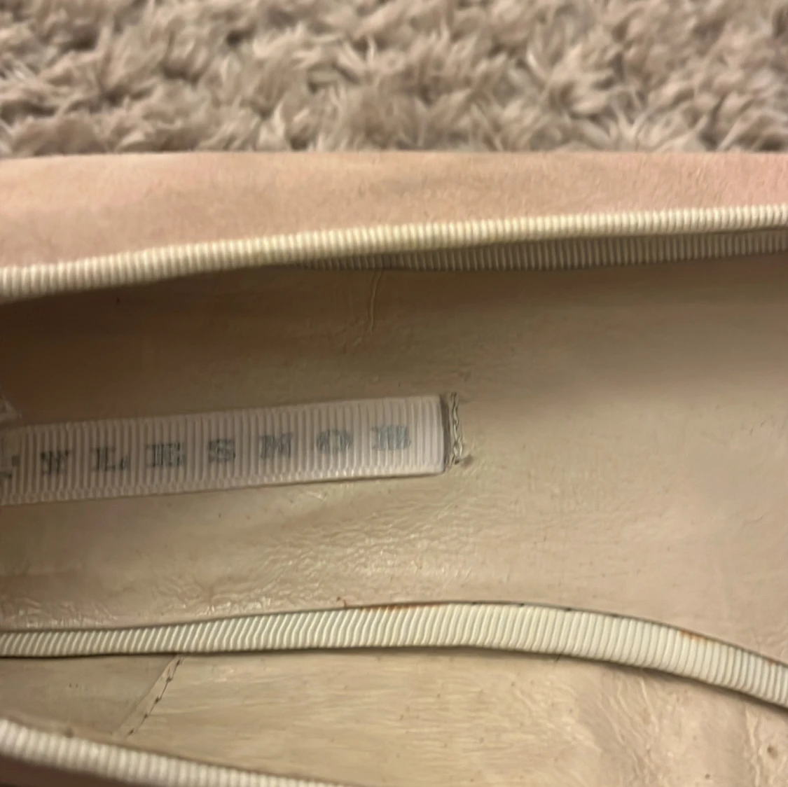 Ljus rosa ballerinaskor med strassdetalj - 1