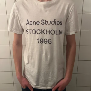 Acne studios t shirt  - Riktigt fet och eftertraktad acne studios t shirt i storlek S! Modellen är 183cm. Helt nytt skick! Lite osäker på äktheten eftersom tag saknas så därför är priset just nu på 599kr nypris runt 3000kr! Tveka inte med att ställa frågor! 
