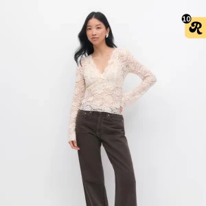 Lace top från gina tricot - Superfin vit spetsblus från Gina Tricot med lång ärm och djup v-ringning. Köpt för 299 använd 2-3 gånger bara. Pris kan diskuteras! 💕