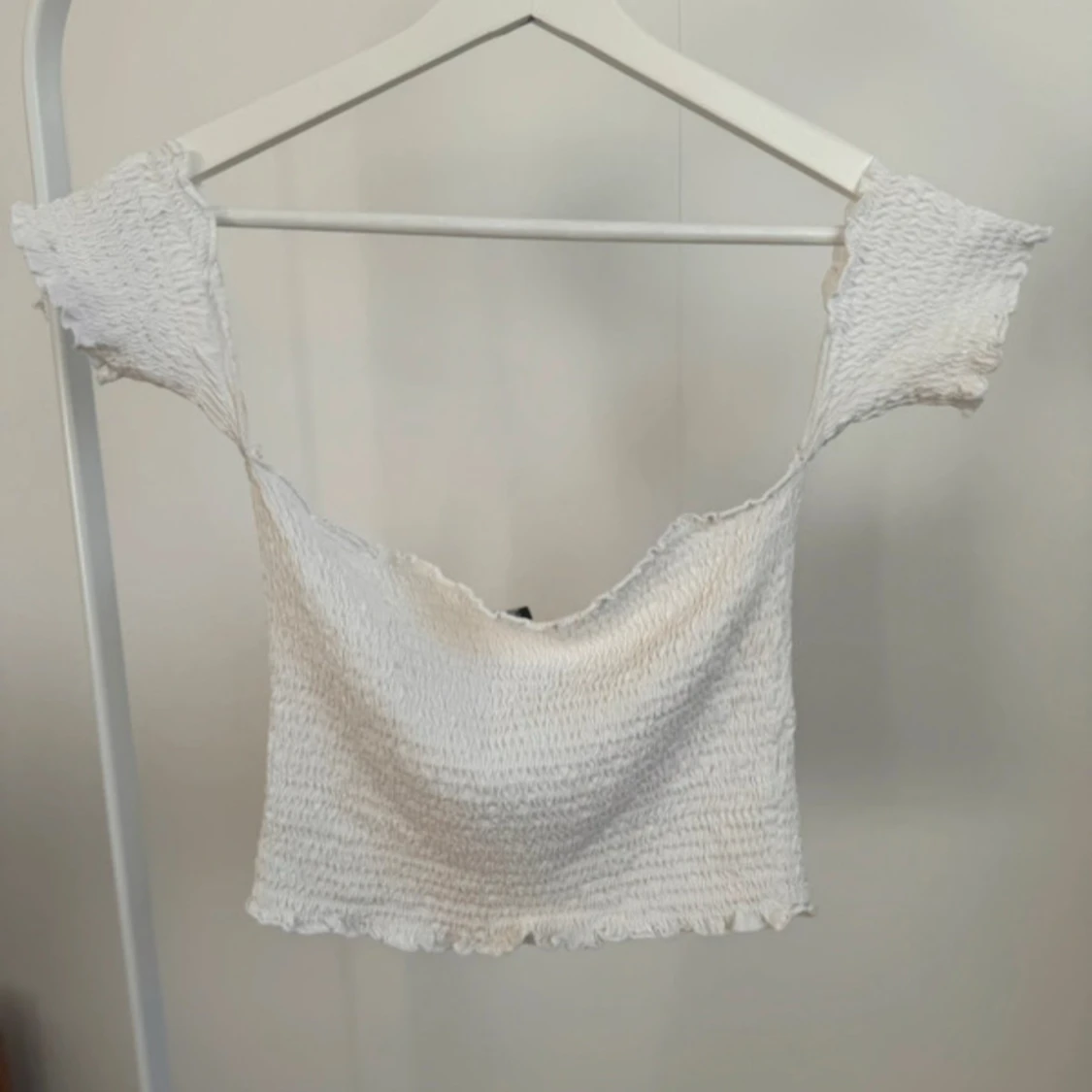 Söt vit topp med smockat tyg