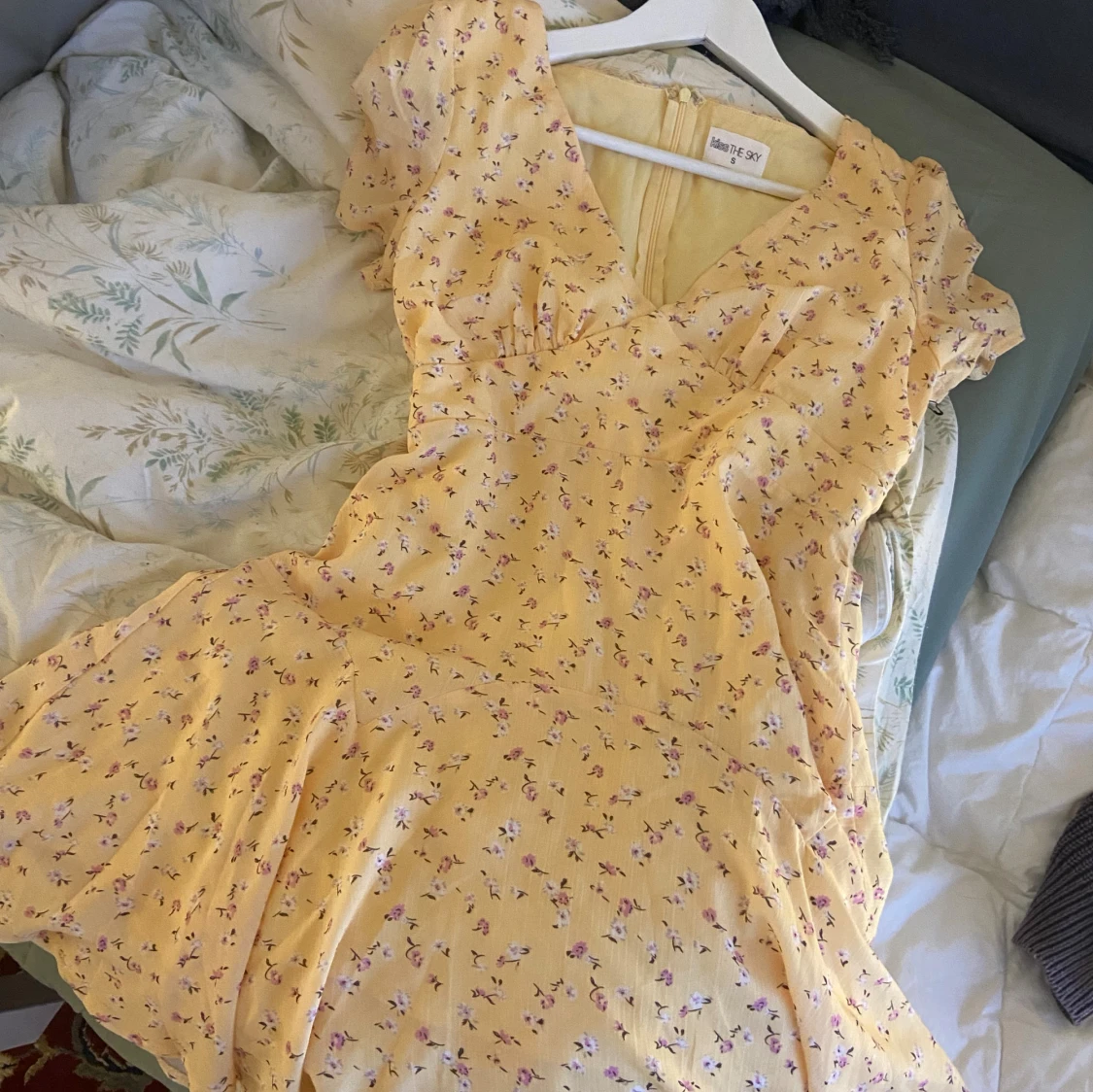 Gul blommig kortklänning från Make The Sky