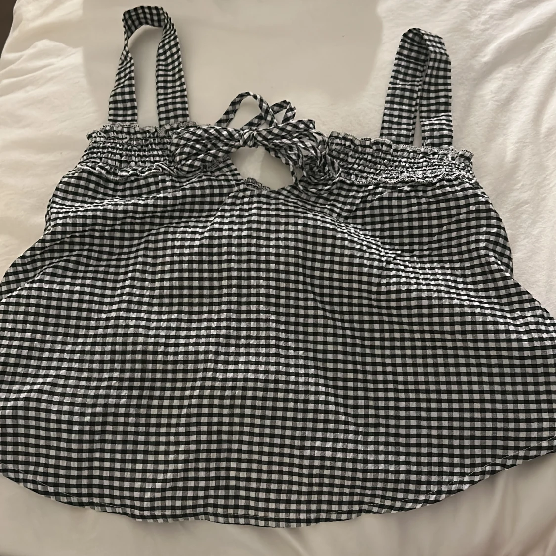 Rutig svartvit linnetopp med knyt