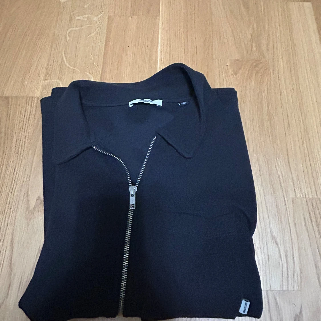 Svart overshirt med dragkedja