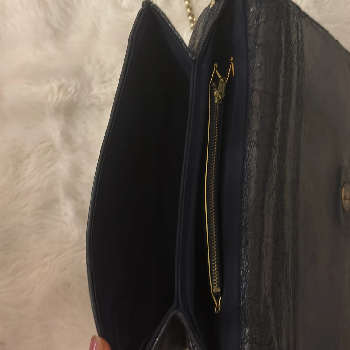 Svart axelväska med guldkedja - 4