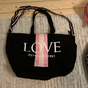 En ganska stor väska från Victoria secret - Köpt i secondhand butik, säljs inte längre. Stor och rymmer mycket saker