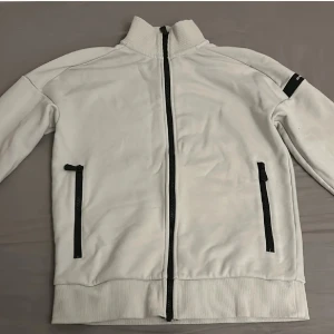 Vit ziptröja från Sail Racing - Har använt den ett få par gånger, är nästan som ny