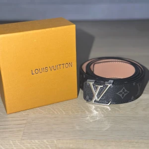 Bälte - Ett helt nytt bälte som aldrig är använd. Bältet är 125 cm långt. När man köper så följer även boxen med. Om du har några frågor eller vill ha fler bilder så är det bara att fråga.  