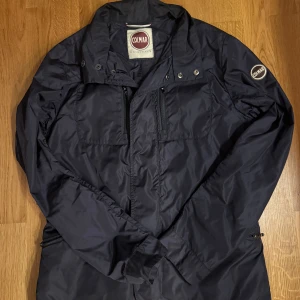 Colmar Field Jacket - Snygg mörkblå field jacket från Colmar  i storlek 46 (sitter som en s) riktigt snygg och stirlen jacka! Knappt använd och givetvis äkta!
