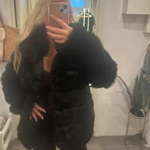 Svart pälsjacka från NLY - Knappt använd. Säljer för billigt då jag rensar. Tryck gärna på köp nu 
