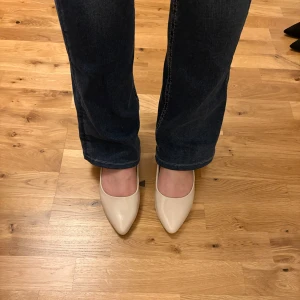 Ballerinaskor - Säljer dessa fina skor från Clou🤍Supersöta ballerinaskor med klack som jag köpt begagnat men som aldrig kom till användning. Ytligt har de lite tecken på användning men det är inget som märks när skon används. Skriv vid frågor🥰