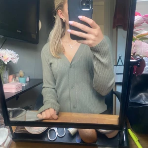 Fin kofta!! - Grön/grå/khaki färgad kofta ifrån H&M. Storlek XS. Köpt begagnat, okej skick 💞