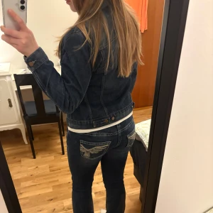 Levis jeansjacka - Säljer min jeansjacka från Levis☺️ Den är i mycket fint skick med endast några få användningar. Skriv vid frågor 🥰