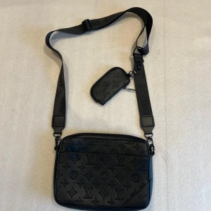 Crossbody Bag LV Monogram 👜 - Crossbody Bag LV 👜 750kr LV crossbody bag in black with monogram pattern. Includes an additional small pouch. Appears to be in excellent condition.  ⭐️ Condition: 9/10 🎨 Color: Black 📦 Fast and careful shipping